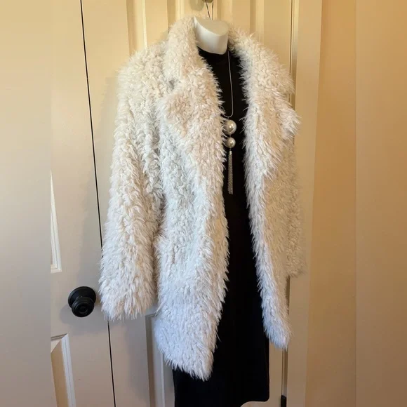 Elegant White Faux Fur Coat, Size M, - Picture 4 of 11